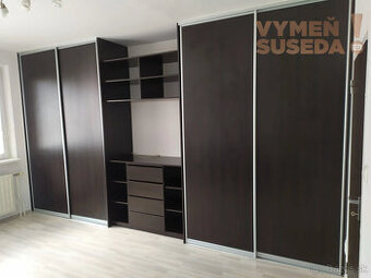 VYMEŇ SUSEDA – VÝNIMOČNÝ ZARIADENÝ 1 IZB. BYT, BAKOŠOVA, BR