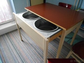 Predam stol so stolickami