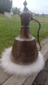 Starý kovový džbán