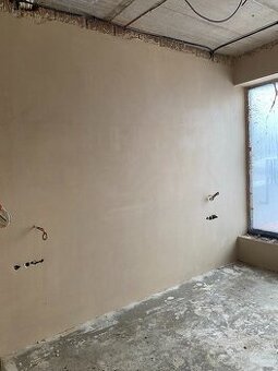 Rýchlo, čisto a kvalitne – to sú naše strojové omietky.