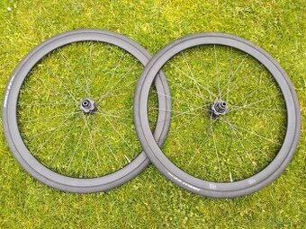 Ľahké hliníkové kolesá 1683g + plášte Pirelli, orech Sram XD