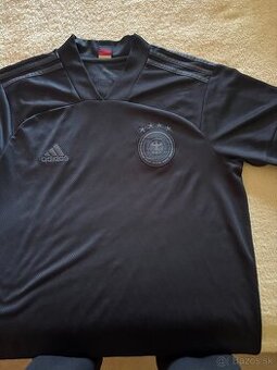 Adidas funkčne tričko.