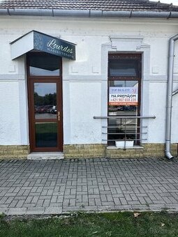 Obchodné-kancelárske prirestory priamo v centre mesta Sereď