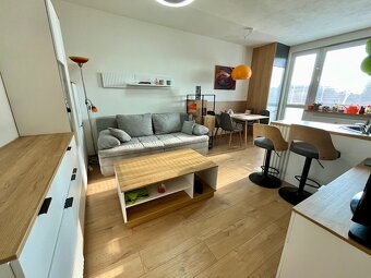 2,5 izb.byt na predaj, 2 balkóny, výťah, centrum - Párovce