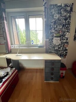 Písací stôl s úložným priestorom a zásuvkami