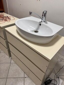 Keramické umývadlo Cerasanit s políciou