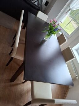 Masivny stol a 6 stoliciek