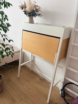 Krasny rozkladaci stol v bezchybnom stave