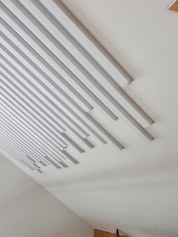 Melamínová akustická pena - pásiky 5x6cm so samolep. stranou