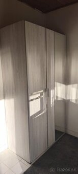 Veľká šatníková skriňa so zrkadlom