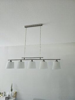 Moderná závesná lampa nad jedálenský stôl