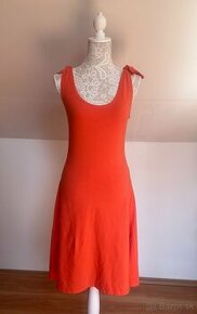 Oranžové šaty, 36