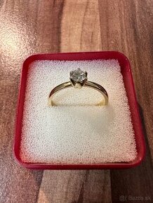Diamantový zásnubný prsteň .