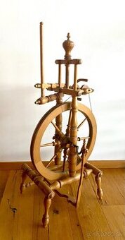 Starý dřevěný kolovrat, rozměry 95 x 45 cm