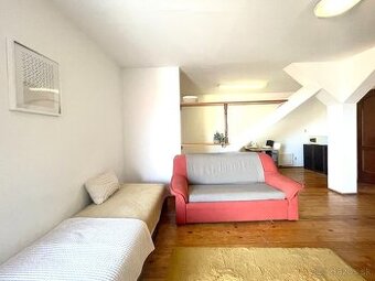 PRENÁJOM priestrannej garsónky v centre Šale