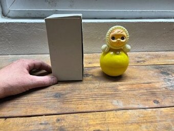 Predám starú cinkaciu bábiku na foto