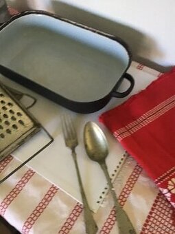 SMALTOVANý PEKáč,OBRUS S LUD.MOTíVOM