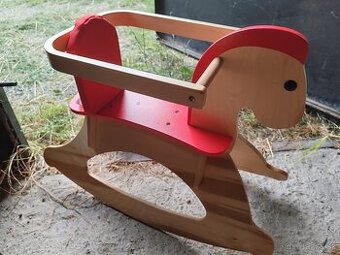 Drevený hojdací koník