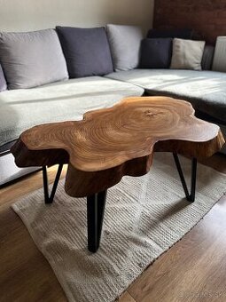 Masívny konferenčný stolík z brestu