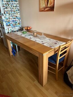 Jedálenský rozťahovací stôl