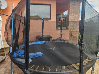 trampolína