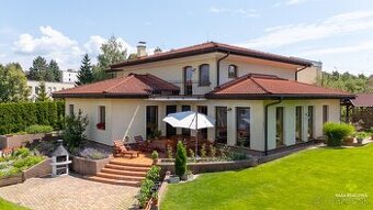 Úchvatná rodinná vila s vnútorným bazénom