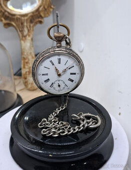 Predám funkčné starožitné strieborné vreckové hodinky so str