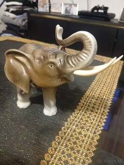 Porcelánový Slon Royal dux znacene