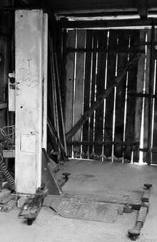 VYMENÍM jednostlpovy zdvihák Top stroj 2000kg starší zdvihák