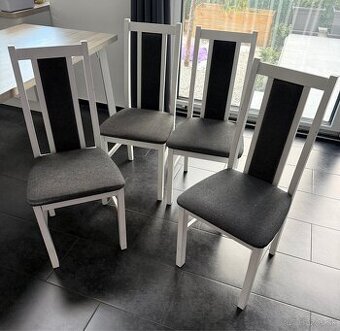 Drevené biele stoličky