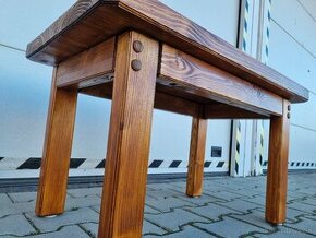 Drevený stolík z masívu