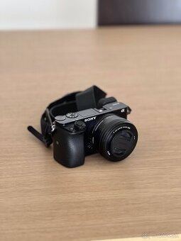 📸 Sony A6000 Kit 16-50mm – Ako nový + originálne príslušens