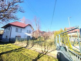 RODINNÝ DOM SO SAUNOU GARÁŽOU VONKAJŠÍM A VNÚTORNÝM KRBOM,DO