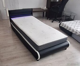 Posteľ s LED pásikom