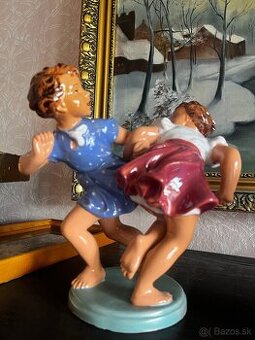 Keramické súsošie dve tancujuce deti