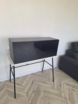 Čierne závesné skrinky, vysoký lesk