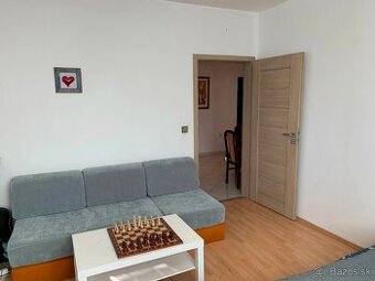🏡 Prenájom 3-izbového zariadeného bytu s balkónom – Tomášik