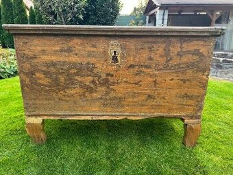 Stará drevená truhlica