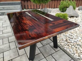 Epoxidový konferenčný stôl so štipkou histórie