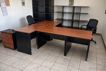 Kompletný kancelársky nábytok – stoly, skrinky, kontajnery