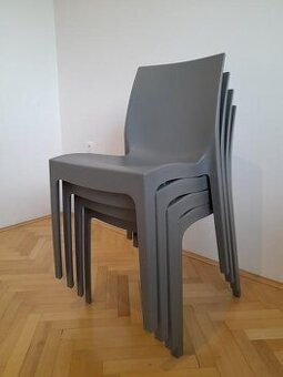 Stohovateľné stoličky