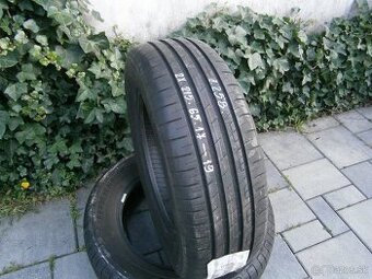 Predám 2x letné pneu Goodyear 215/65 R17 99VXL