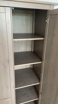 Skriňa a vitríny HEMNES IKEA