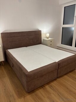 Manželská posteľ s odkladacím priestorom