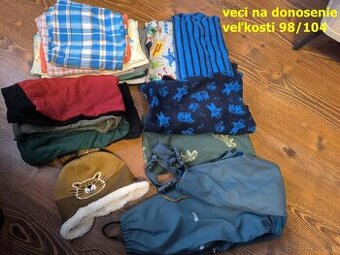 balík oblečenie chlapec na donosenie