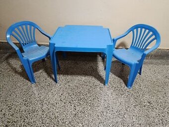Darujem detský stôl a stoličky