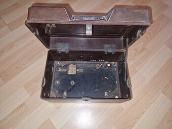 Predám bakelitový kryt na rádio Philips