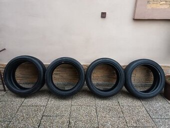 245/45 r19