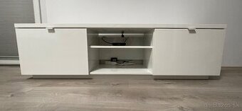 Predám TV skrinku IKEA BYÅS – lesklá biela
