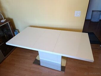 Na predaj jedálenský stôl.
